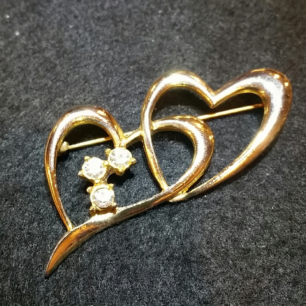 Gold tone heart brooch